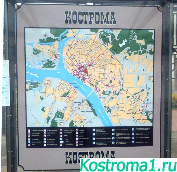 Карта города Кострома с улицами и домами, размещенная на стенде в центре города. Аллея перед памятником Ивану Сусанину.