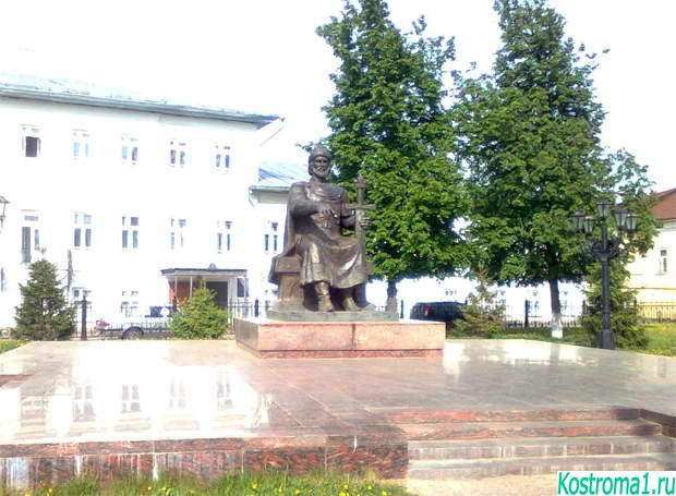 Достопримечательности города Кострома, памятник основателю города Юрию Долгорукому в центре